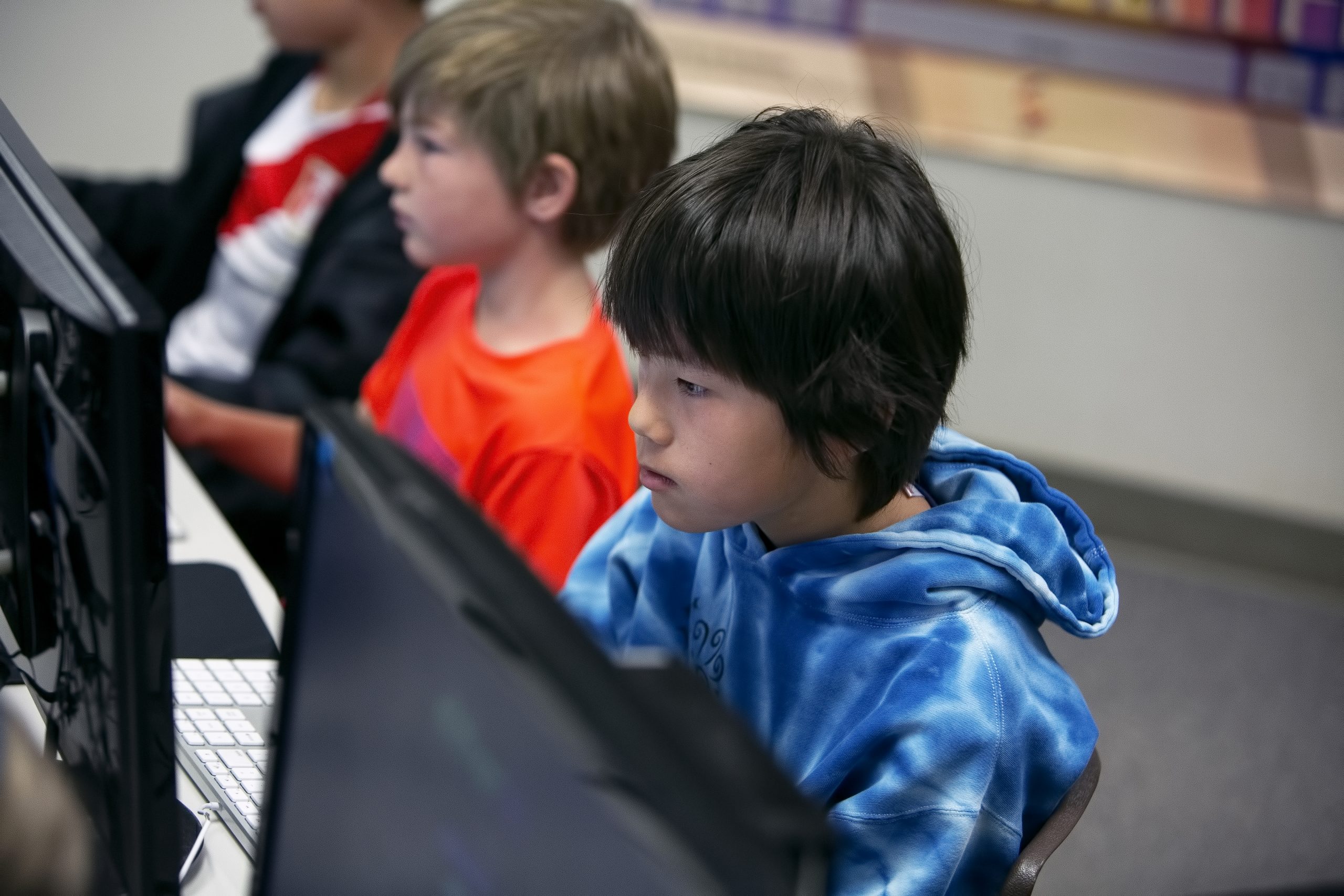 Dos estudiantes en un ordenador